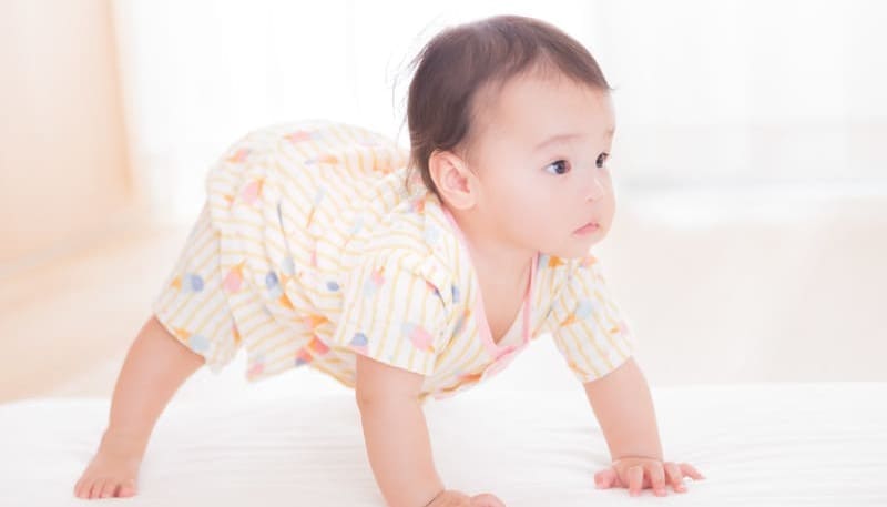 ハイハイするあかちゃん